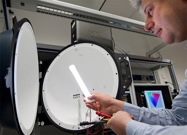 Philips Creates a 200lm/W Warm-White LED Lamp