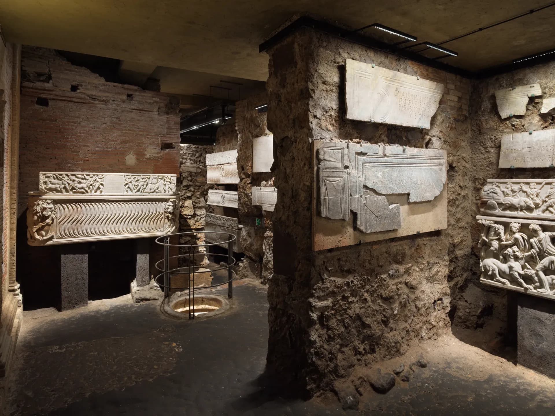 The luminaires highlight the surface textures of bas-reliefs, wall panels and ancient walls, whilst remaining discreetly in the background.